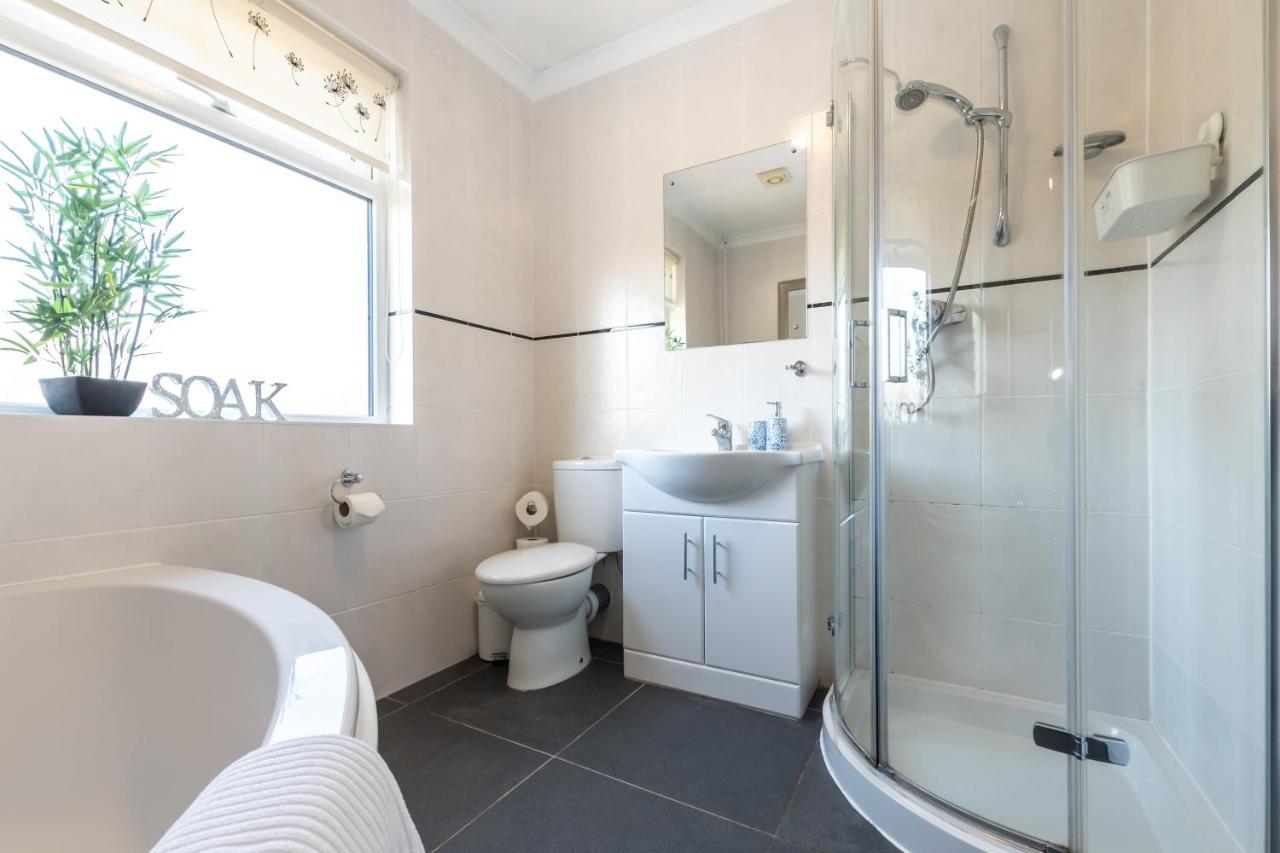 Cheerful 3-Bedroom Douglas House With Patio Southampton Buitenkant foto