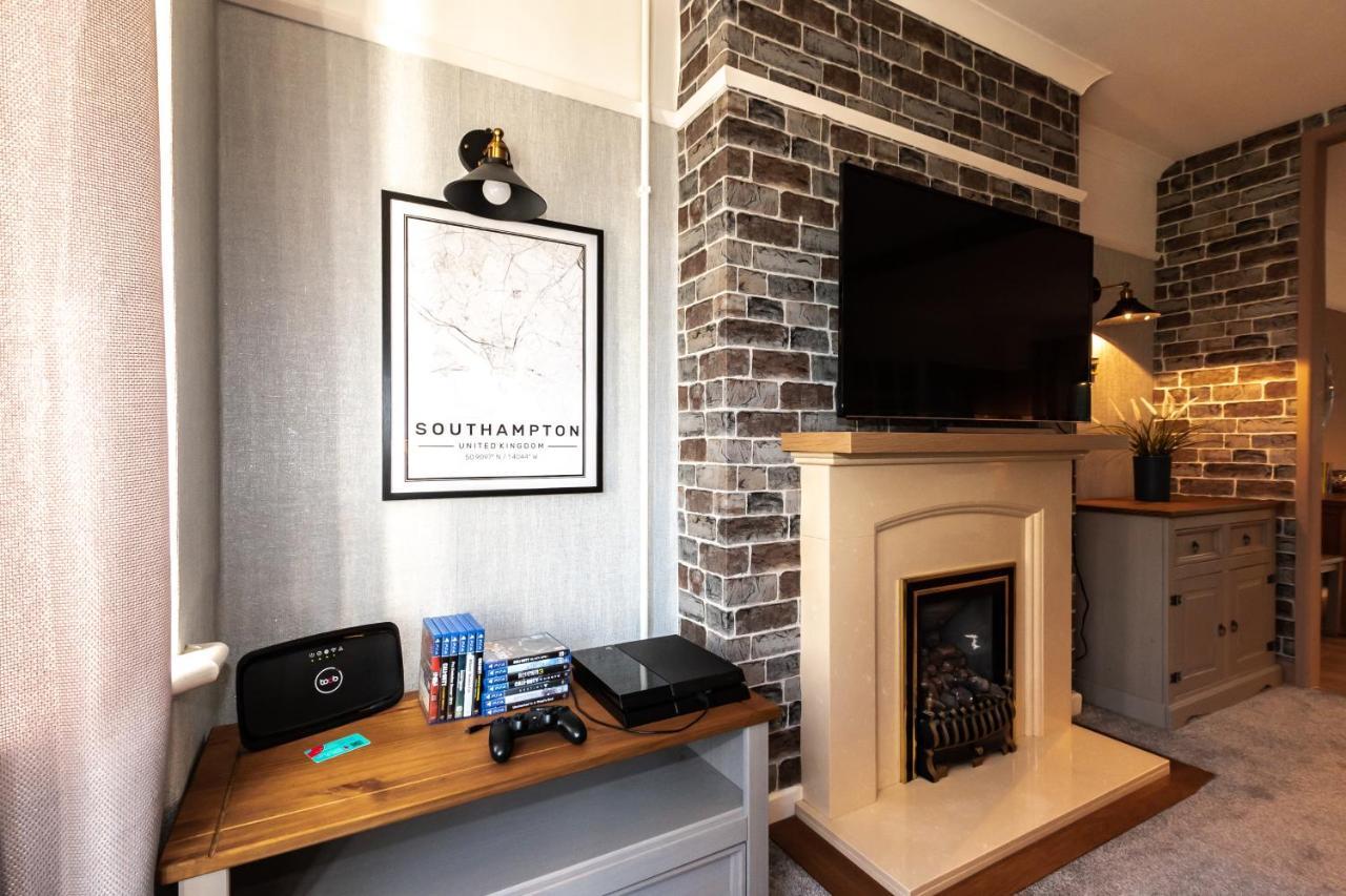 Cheerful 3-Bedroom Douglas House With Patio Southampton Buitenkant foto