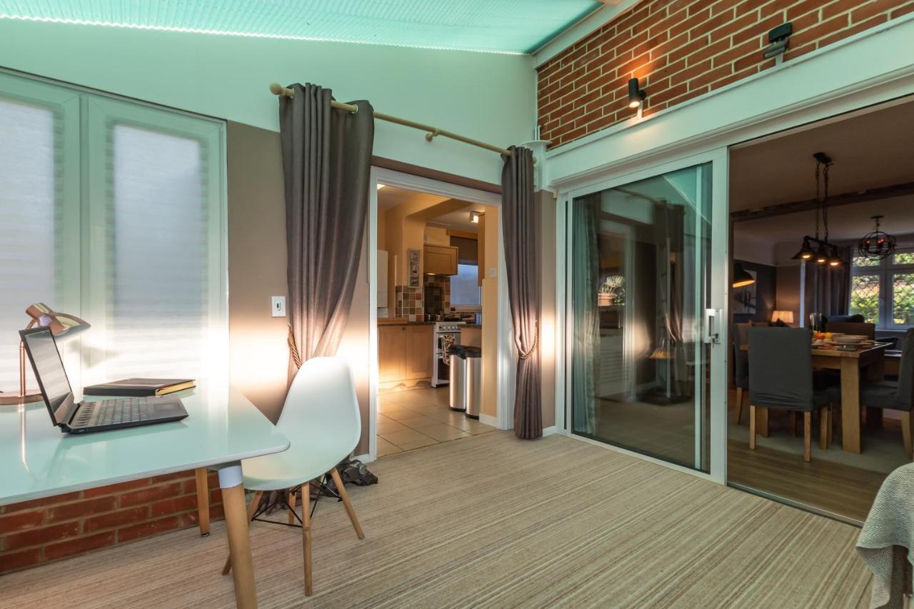 Cheerful 3-Bedroom Douglas House With Patio Southampton Buitenkant foto