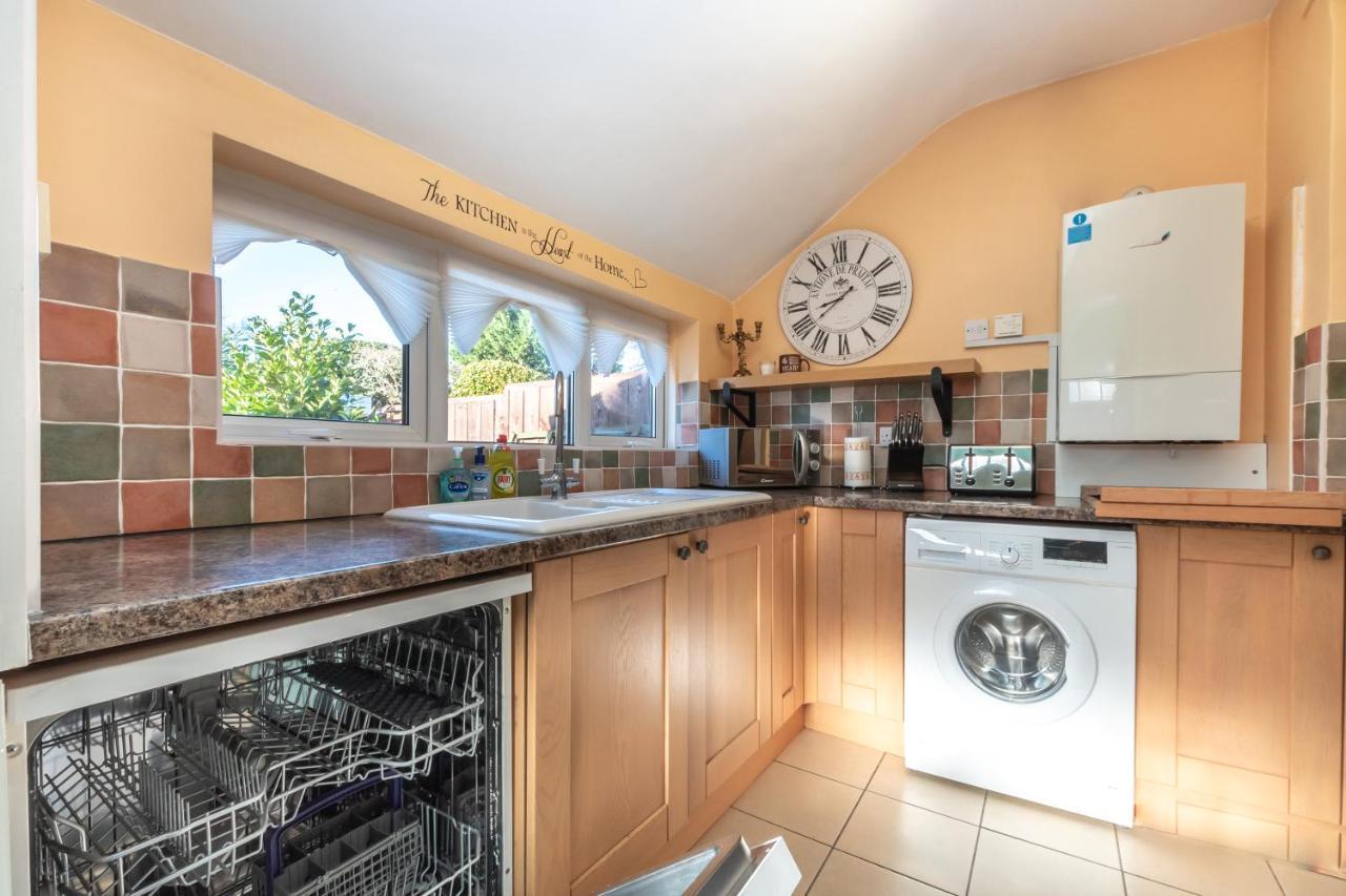 Cheerful 3-Bedroom Douglas House With Patio Southampton Buitenkant foto